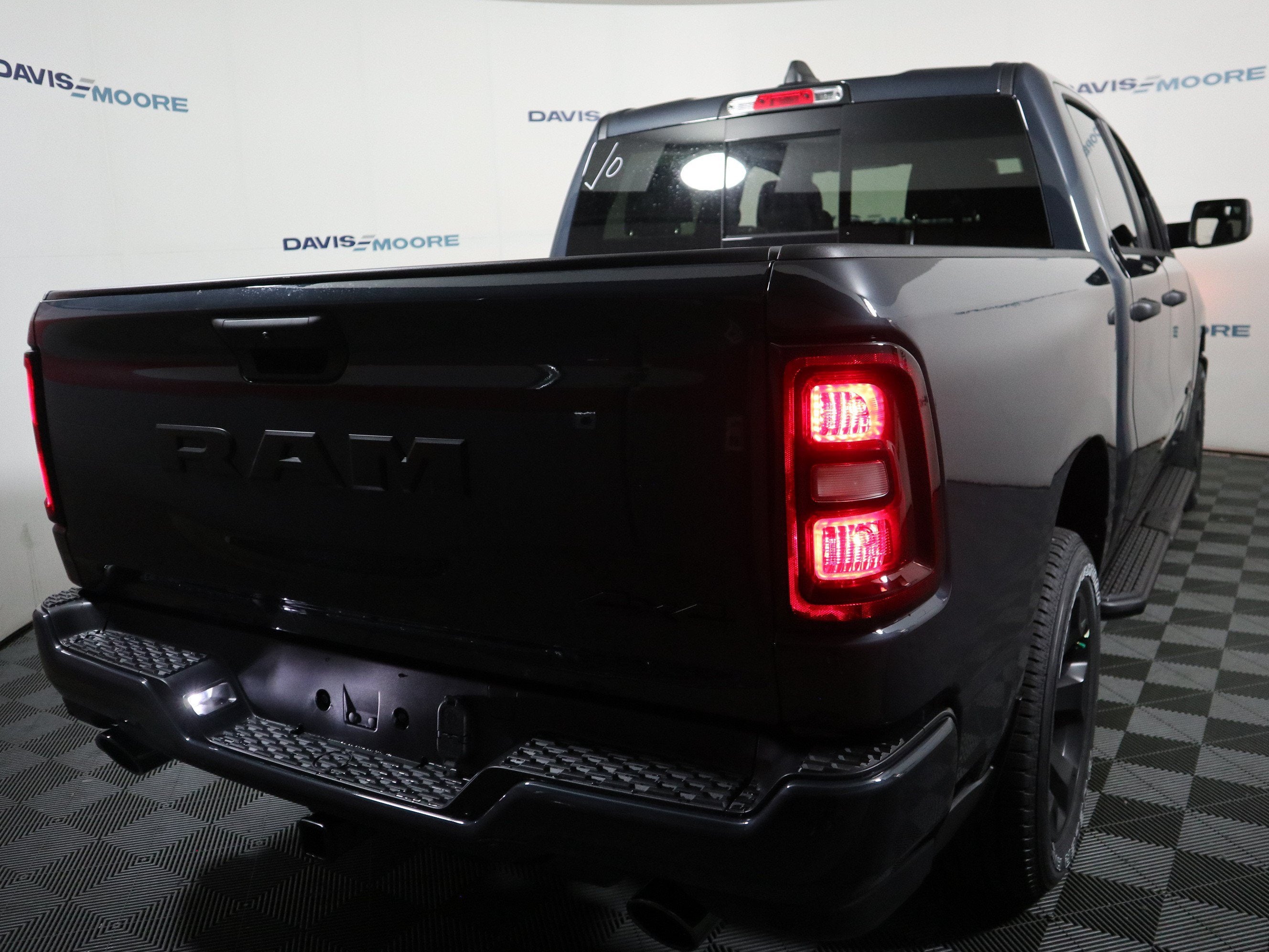 2026 RAM 1500 Express 4x4 Crew Cab