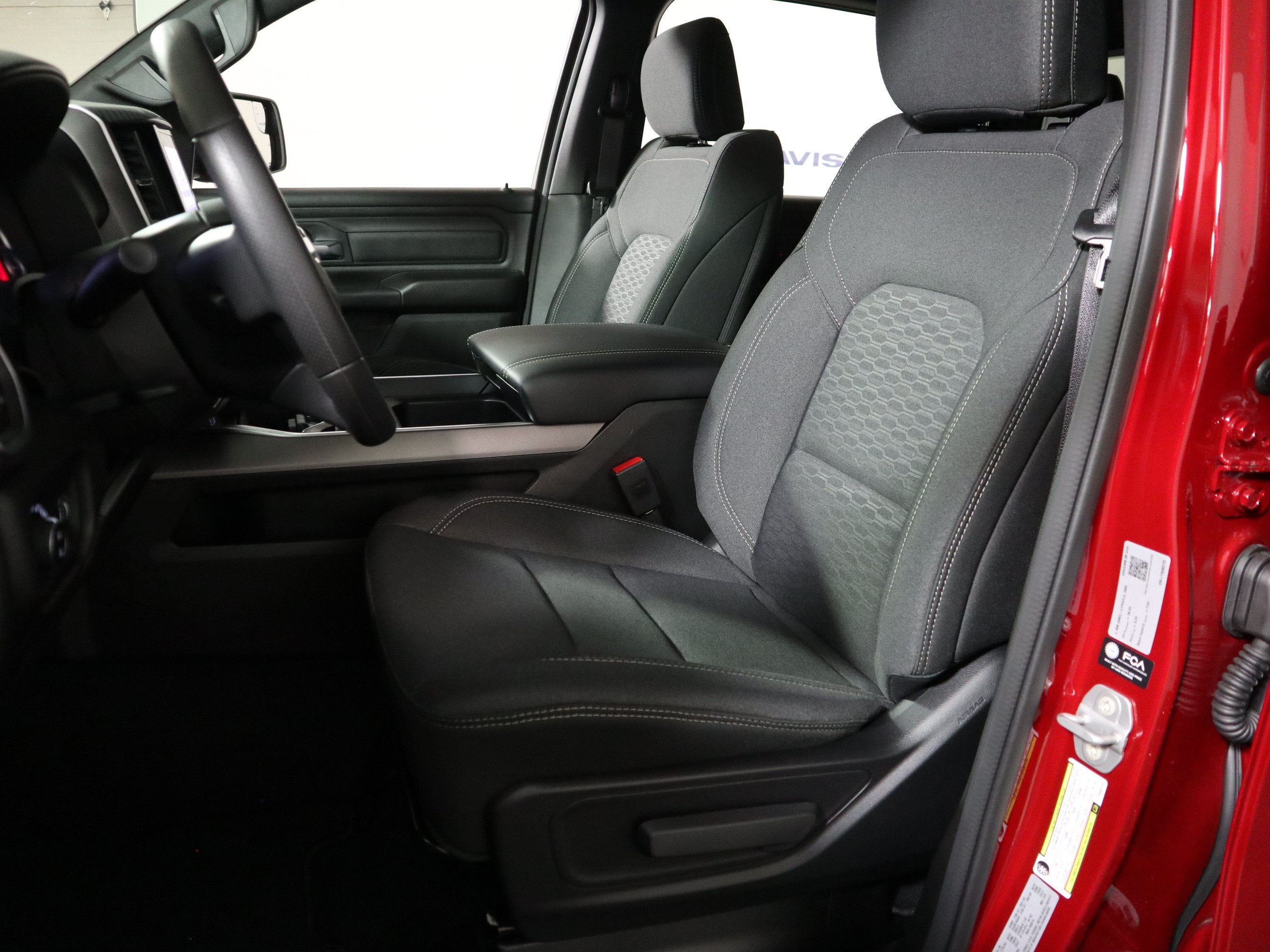 2026 RAM 1500 Express 4x4 Crew Cab