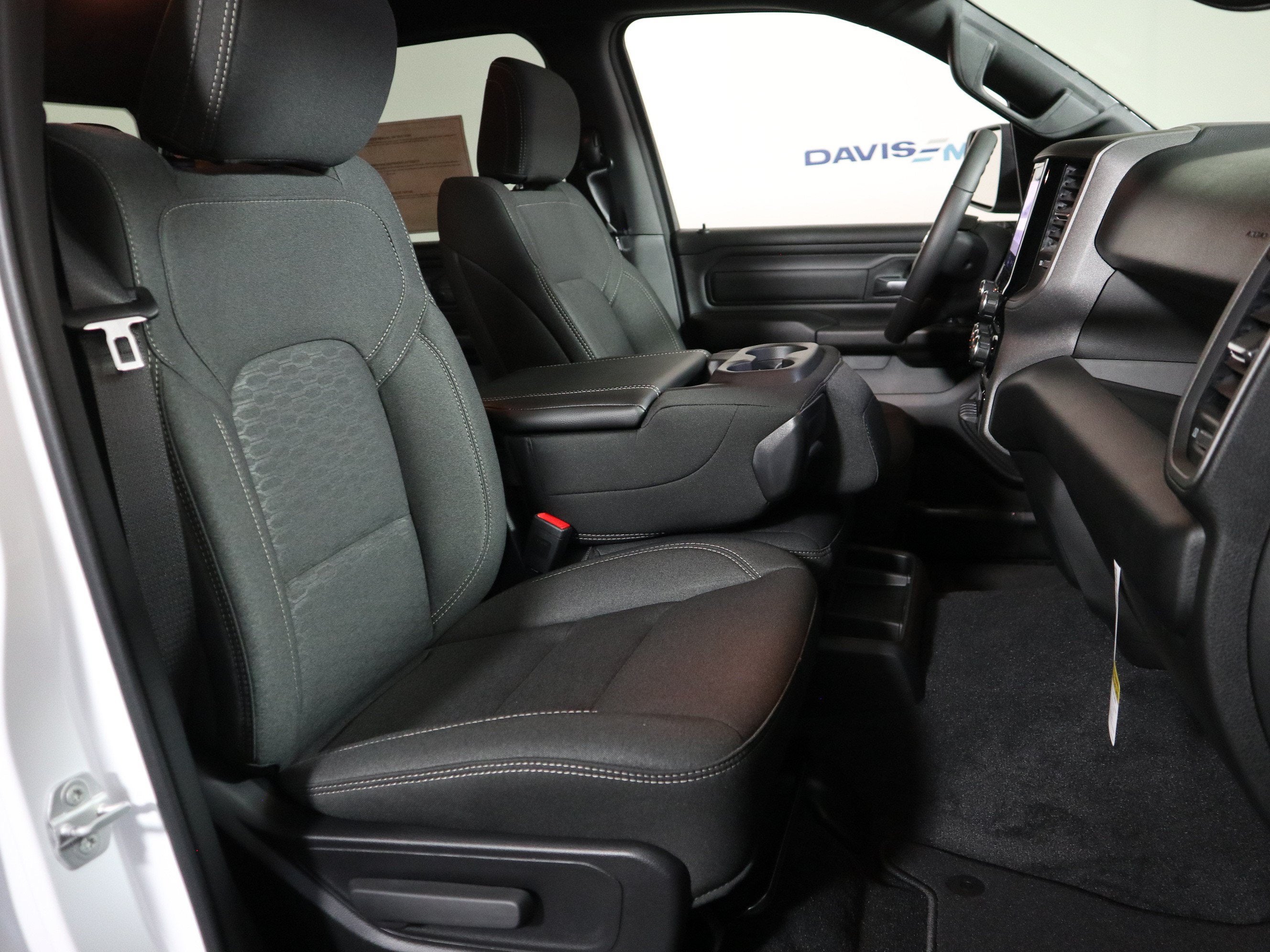 2027 RAM 1500 Express 4x4 Crew Cab