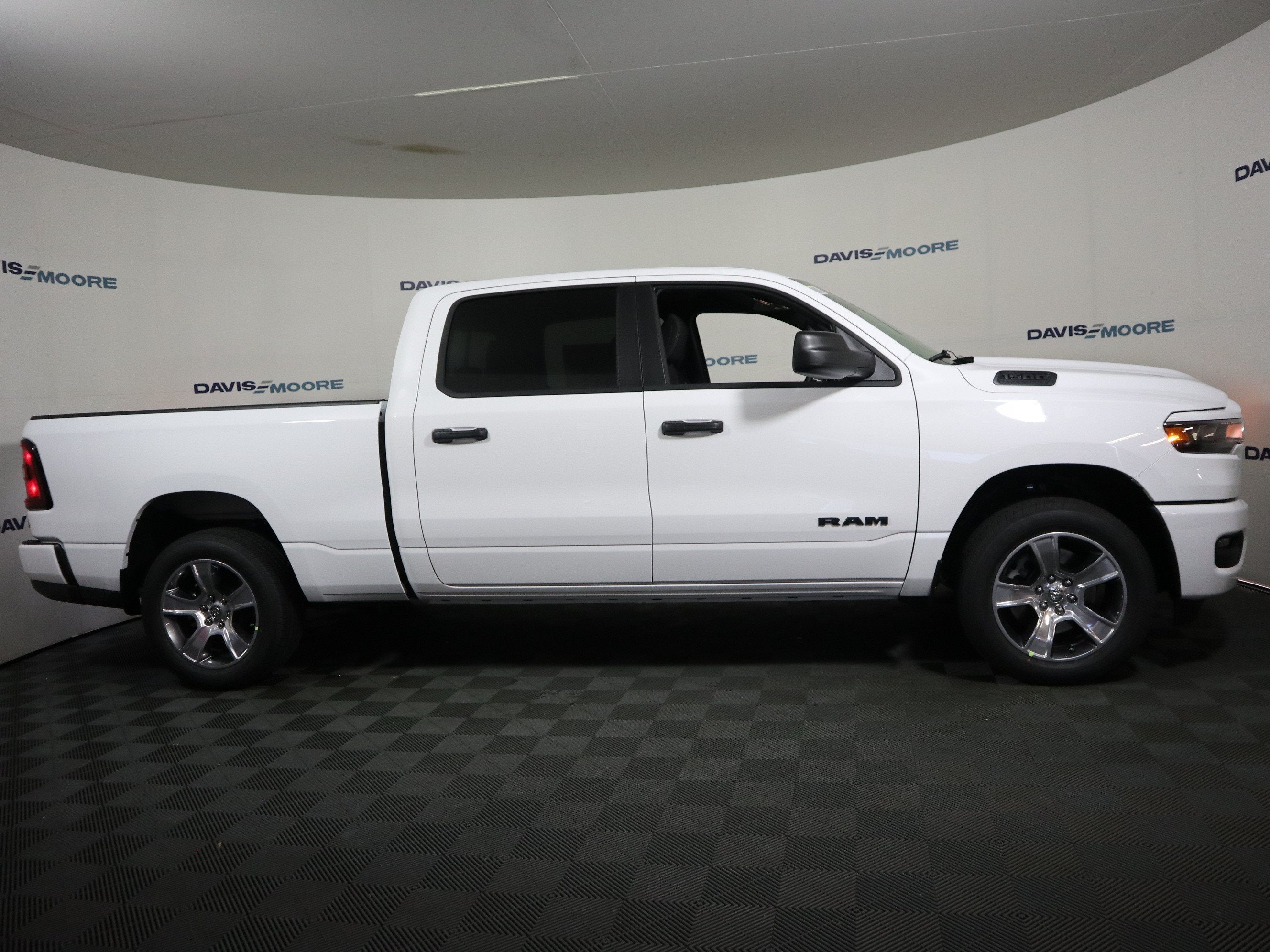 2027 RAM 1500 Express 4x4 Crew Cab