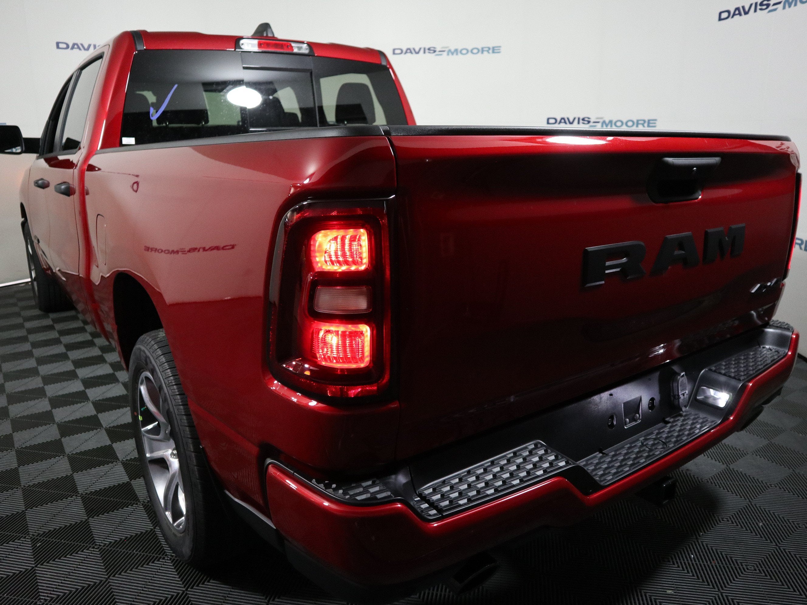 2027 RAM 1500 Express 4x4 Crew Cab