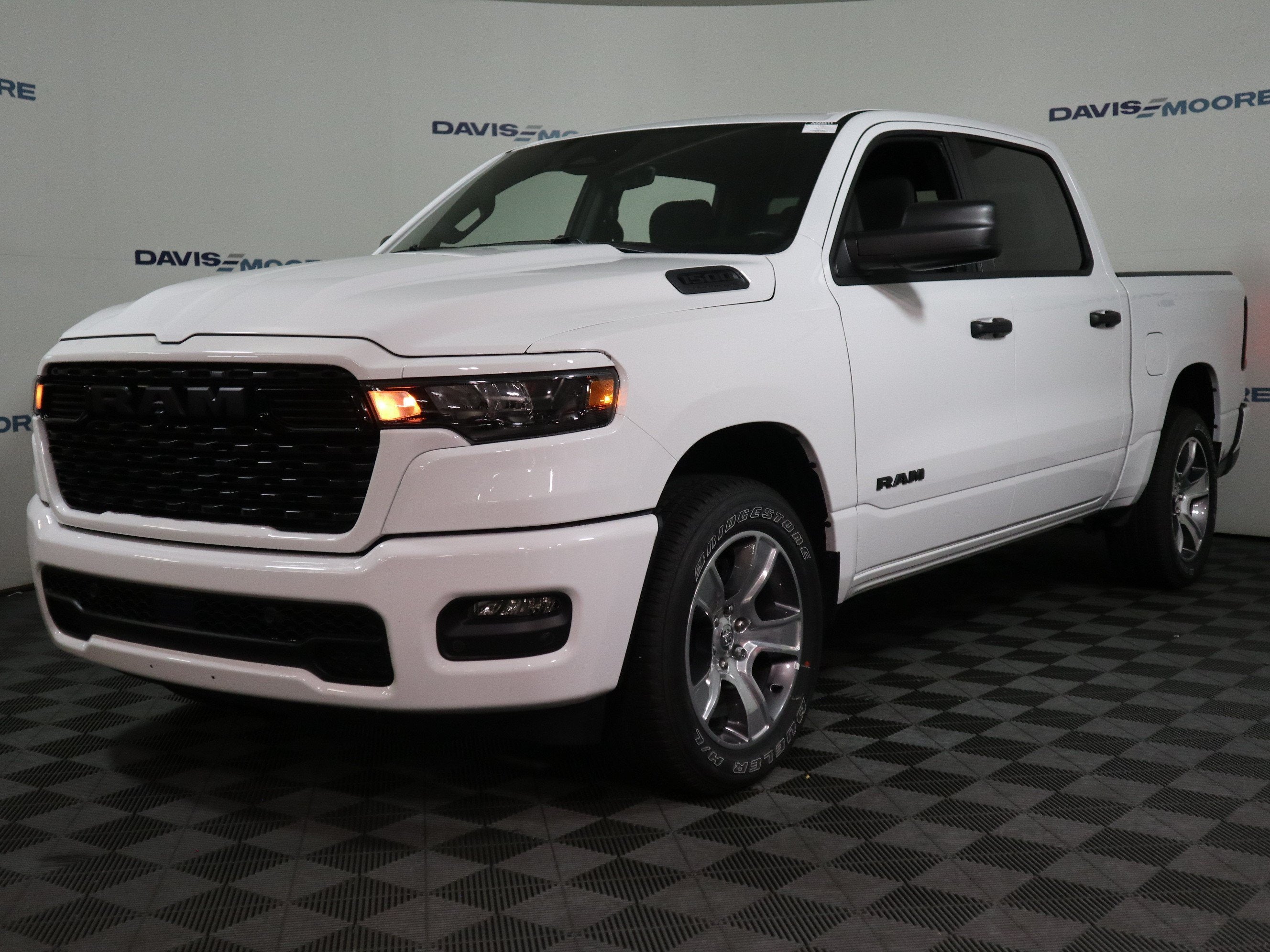 2026 RAM 1500 Express Crew Cab 4x4