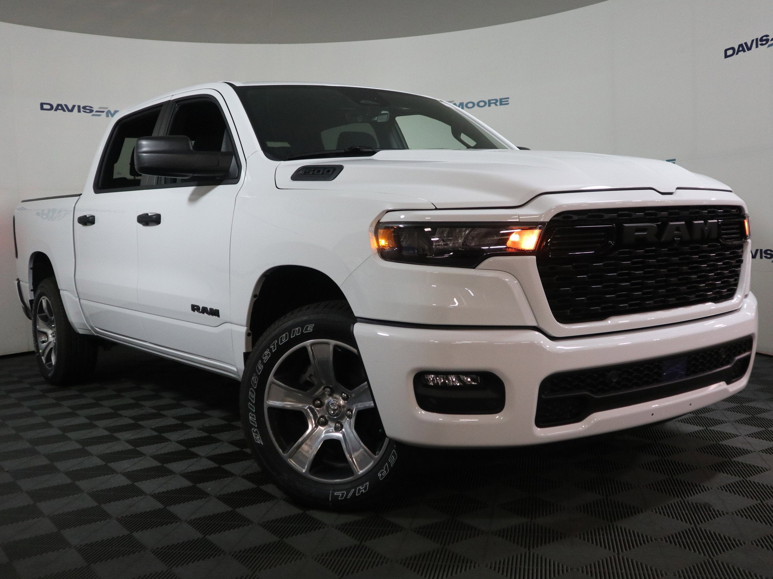 2026 RAM 1500 Express Crew Cab 4x4