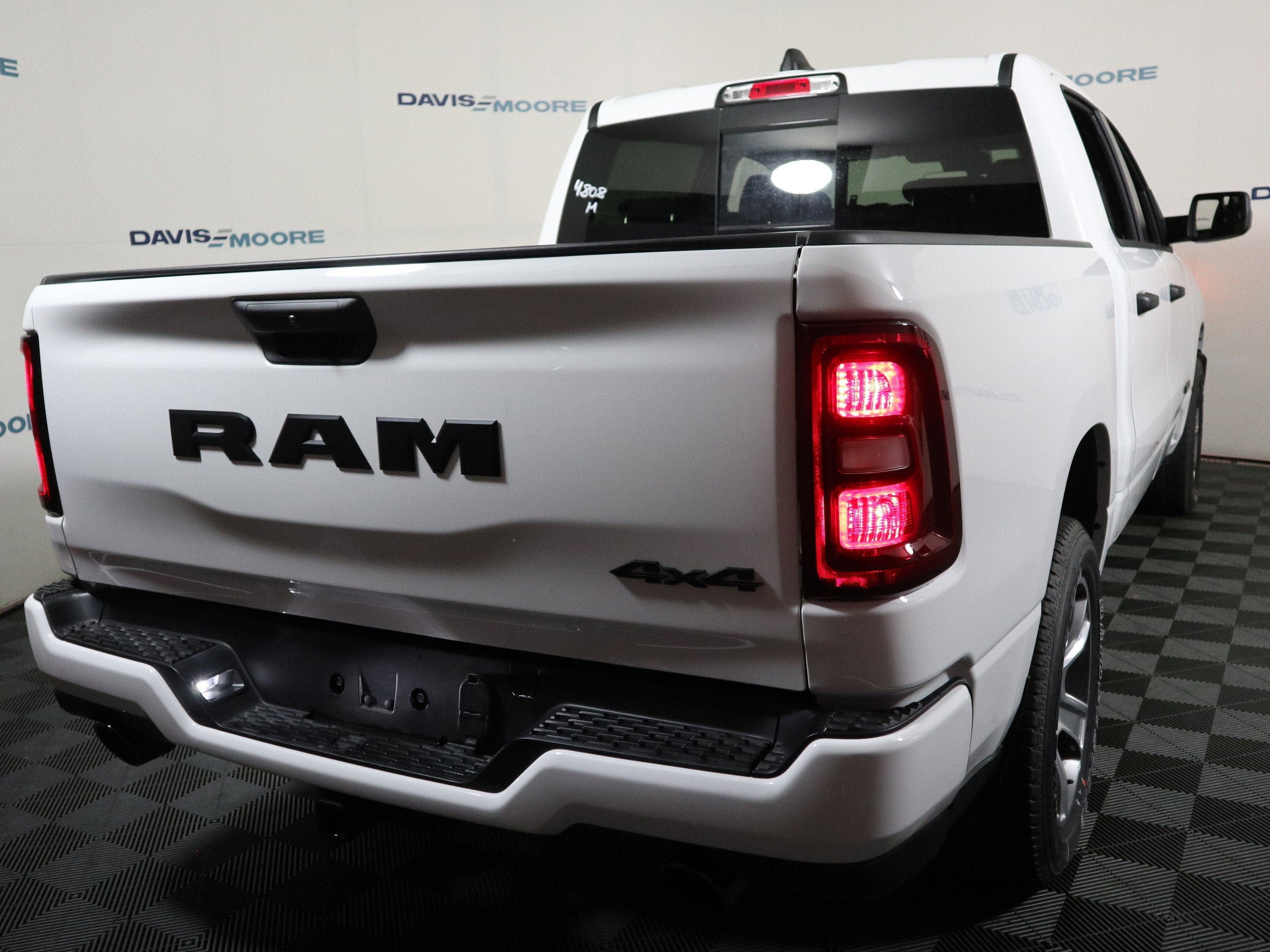 2026 RAM 1500 Express Crew Cab 4x4